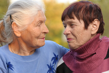Zwei ältere Damen sehen sich in die Augen | © Olga Glaushko - Fotolia