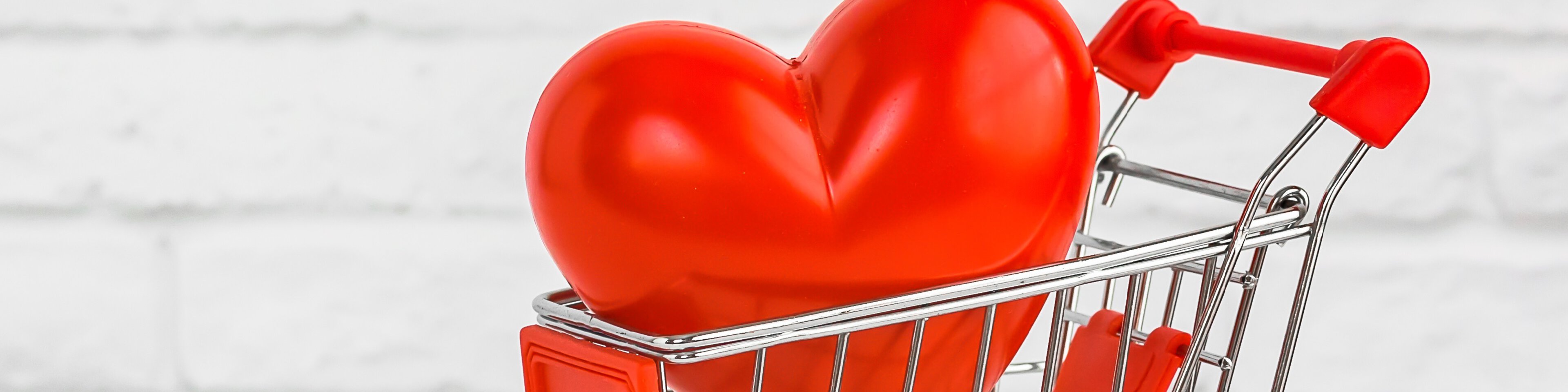 Herzluftballon in Einkaufswagen | © Pachaileknettip - Adobestock