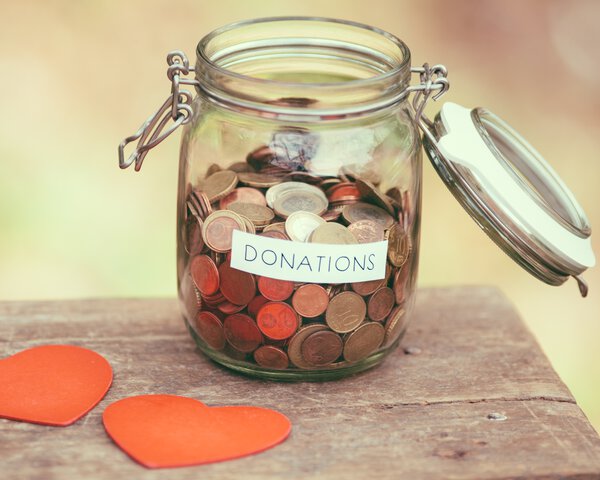 Spendenglas mit Münzen befüllt | © Shutterstock - Lemon Tree Images
