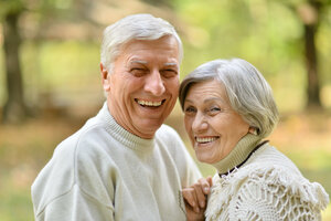 Älterer Mann und ältere Frau lächeln in die Kamera | © aletia 2011 - Fotolia