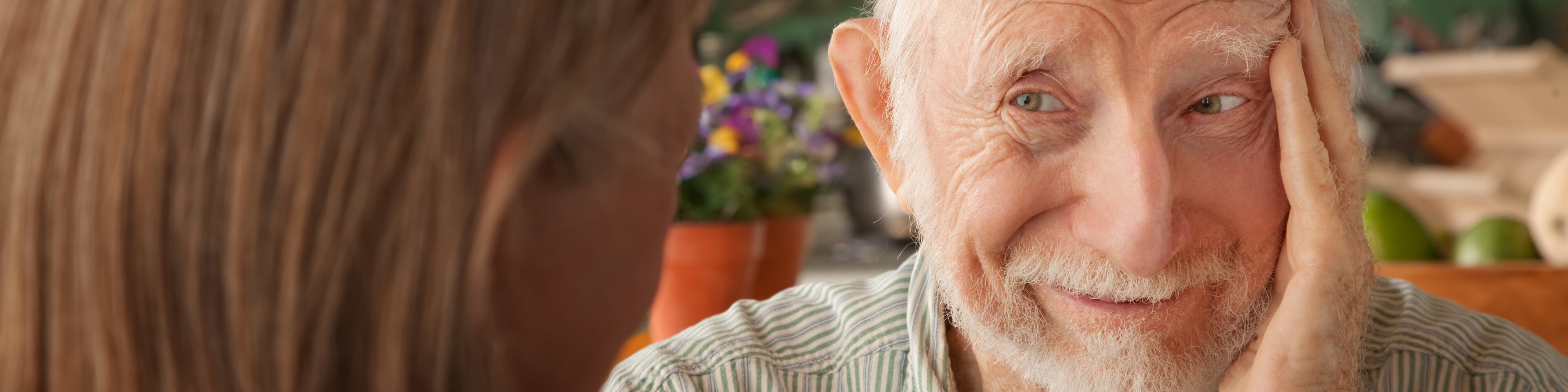 Älterer Mann lächelt Frau an | © Scott Grießel - Fotolia