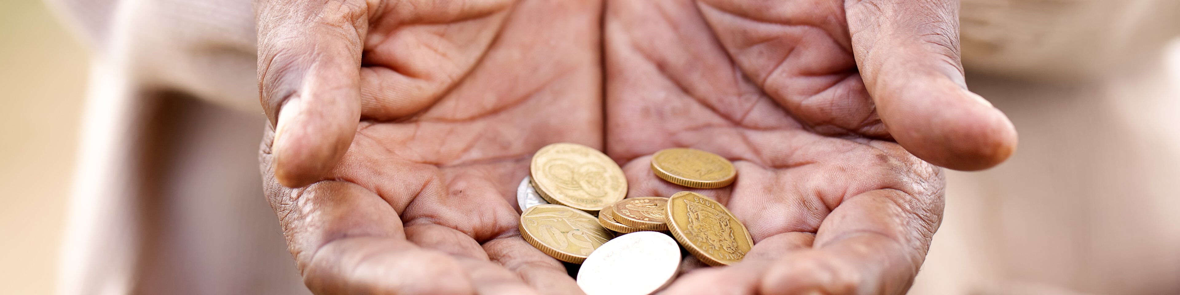 Zwei ältere Hände halten ein paar Münzen | © Nolte Lourens - Fotolia