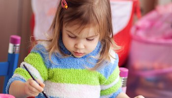 Kleines Mädchen malt mit Pinseln | © Alena Ozerova